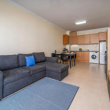 Sunlit Poolside Retreat W/ Balcony By Hostwise Apartmán