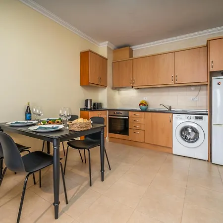 Sunlit Poolside Retreat W/ Balcony By Hostwise Apartmán Portimão