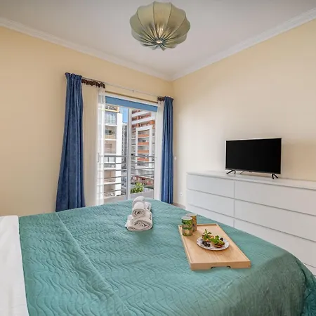 Apartmán Sunlit Poolside Retreat W/ Balcony By Hostwise