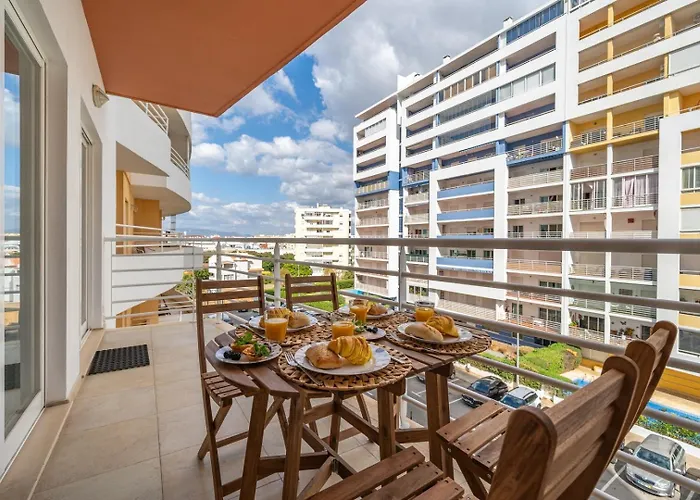 Sunlit Poolside Retreat W/ Balcony By Hostwise 公寓