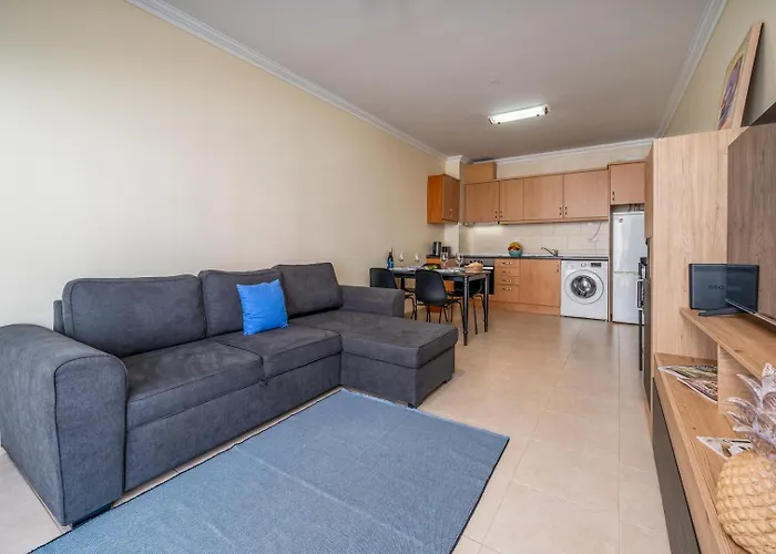 Sunlit Poolside Retreat W/ Balcony By Hostwise 公寓