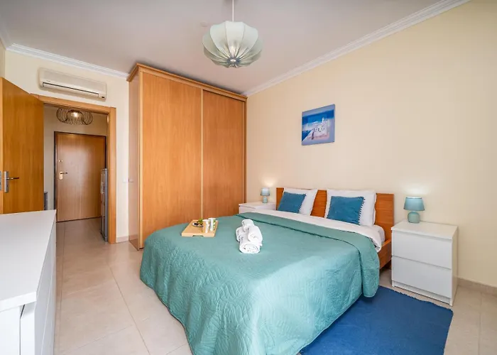 Sunlit Poolside Retreat W/ Balcony By Hostwise * 波尔蒂芒