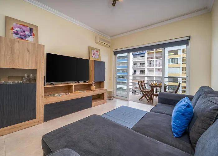 Sunlit Poolside Retreat W/ Balcony By Hostwise 公寓