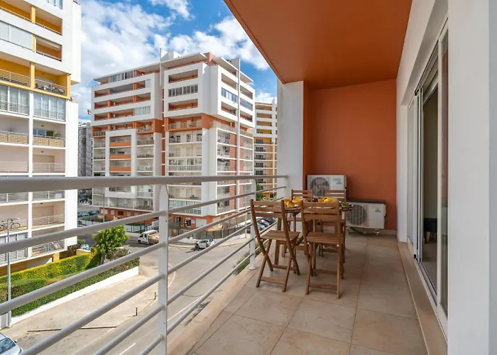 Sunlit Poolside Retreat W/ Balcony By Hostwise * 波尔蒂芒