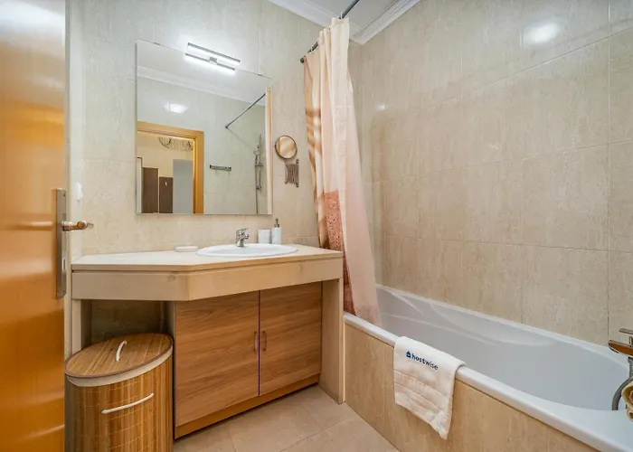 Sunlit Poolside Retreat W/ Balcony By Hostwise 公寓 *