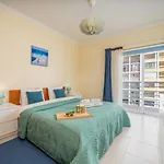 Sunlit Poolside Retreat W/ Balcony By Hostwise アパート