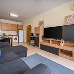 Sunlit Poolside Retreat W/ Balcony By Hostwise * ポルティマン