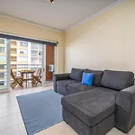 Sunlit Poolside Retreat W/ Balcony By Hostwise アパート