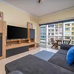 Sunlit Poolside Retreat W/ Balcony By Hostwise アパート