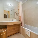 Sunlit Poolside Retreat W/ Balcony By Hostwise アパート *