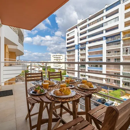 Sunlit Poolside Retreat W/ Balcony By Hostwise アパート