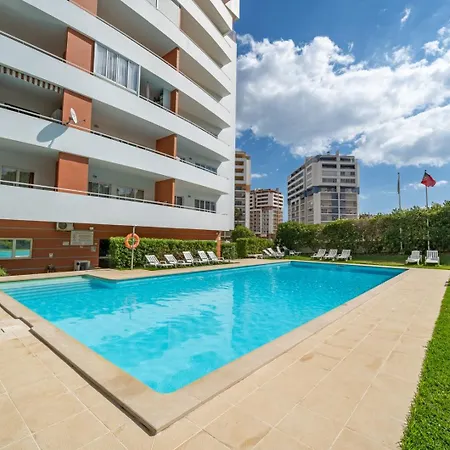 Sunlit Poolside Retreat W/ Balcony By Hostwise ポルティマン