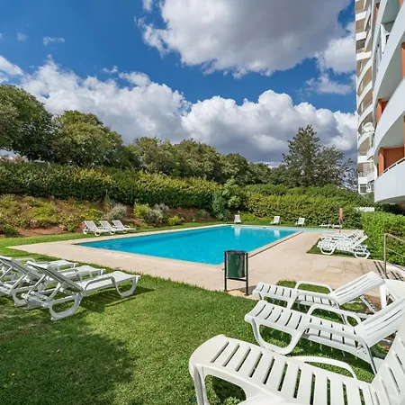 Sunlit Poolside Retreat W/ Balcony By Hostwise * ポルティマン