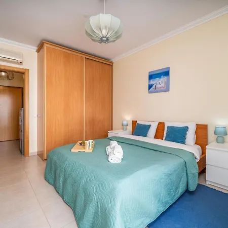 Sunlit Poolside Retreat W/ Balcony By Hostwise * ポルティマン