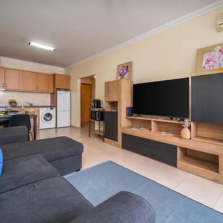 Sunlit Poolside Retreat W/ Balcony By Hostwise * ポルティマン