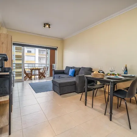 Sunlit Poolside Retreat W/ Balcony By Hostwise アパート