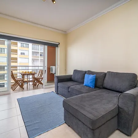 Sunlit Poolside Retreat W/ Balcony By Hostwise アパート