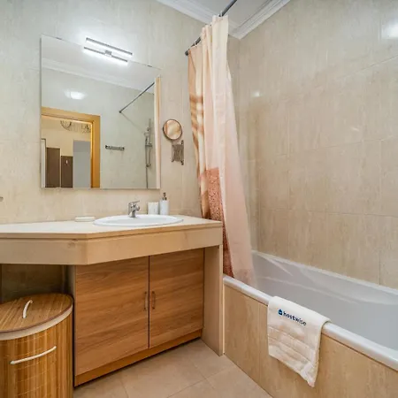 Sunlit Poolside Retreat W/ Balcony By Hostwise アパート *