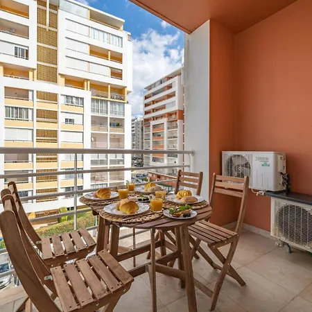 Apartament Sunlit Poolside Retreat W/ Balcony By Hostwise